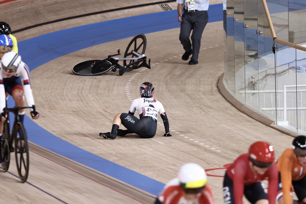 自転車トラック女子オムニアムのポイントレースで落車する梶原