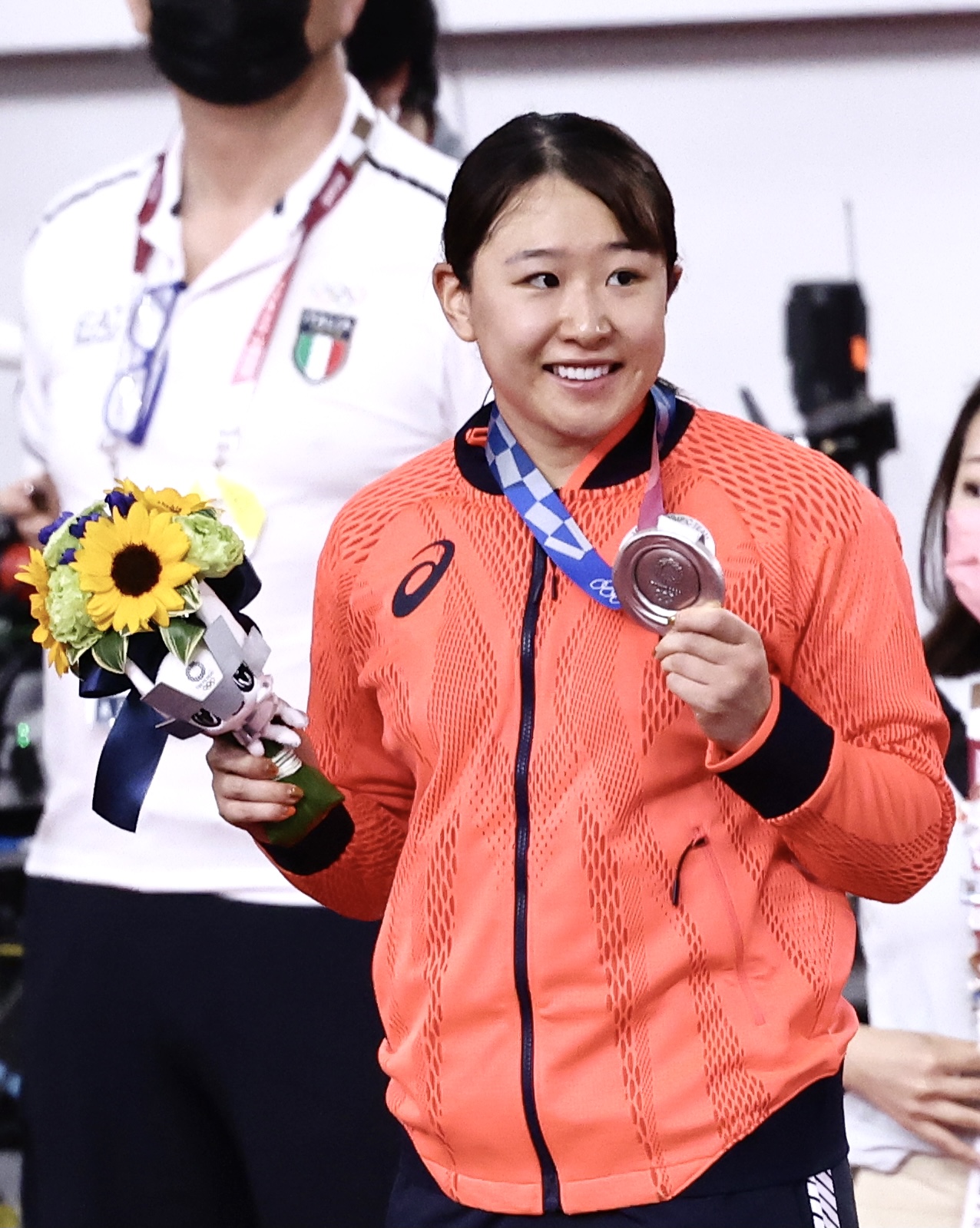 自転車トラック女子オムニアムの表彰式で銀メダルを手に笑顔を見せる梶原