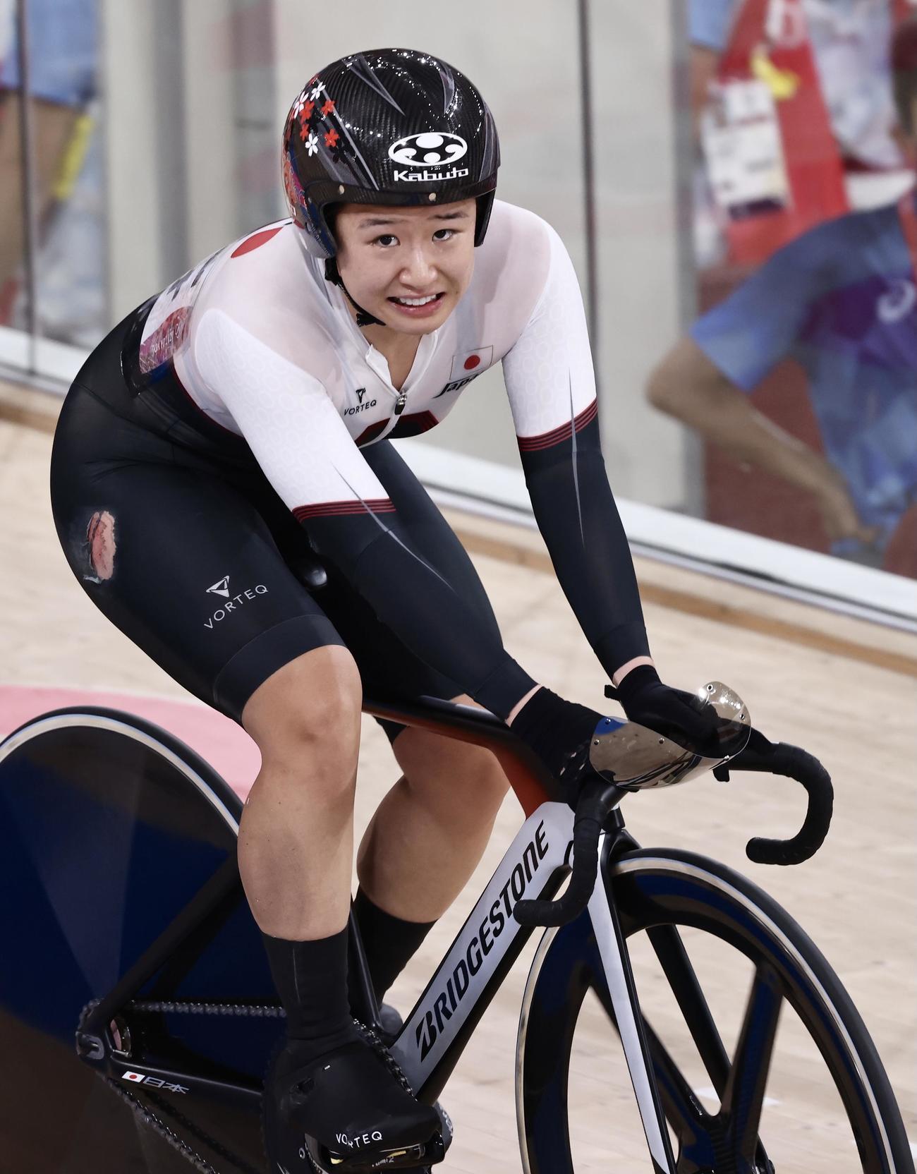 自転車トラック女子オムニアムのポイントレースを終え、銀メダルが決まり目に涙を浮かべる梶原