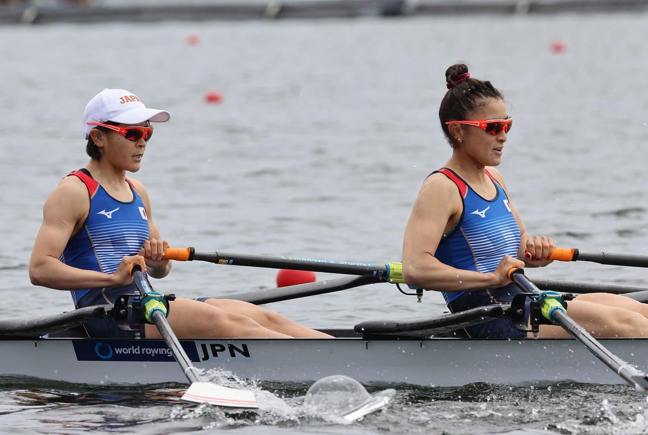 女子軽量級ダブルスカルで決勝進出を決めた大石（左）・冨田組（撮影・河野匠）