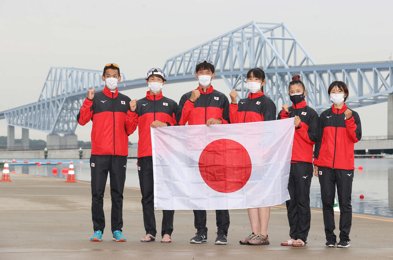 レース後記念撮影に納まる日本チーム。左から西村、古田、荒川、米川、大石、冨田（撮影・河野匠）