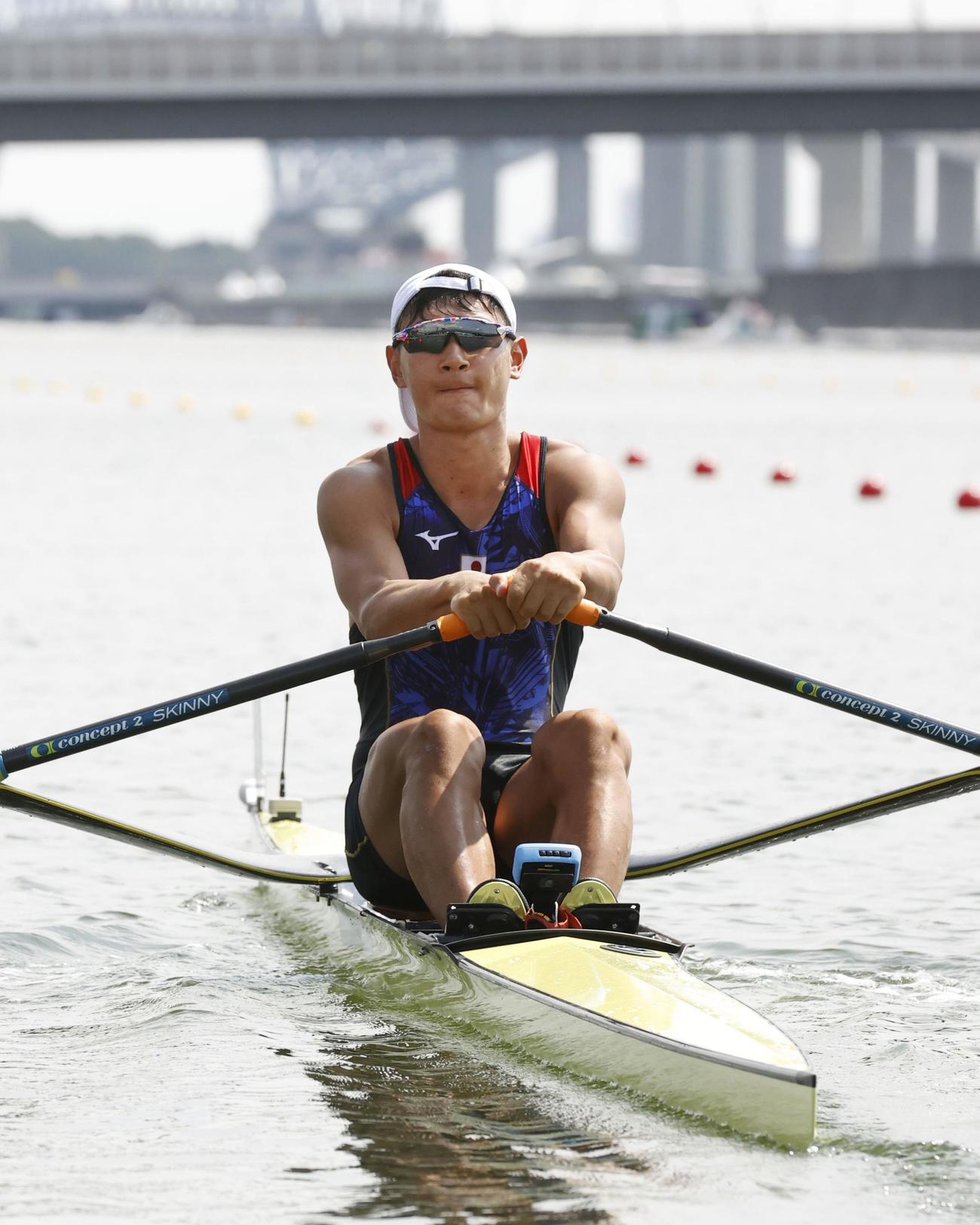 男子シングルスカル予選を通過した荒川龍太（共同）