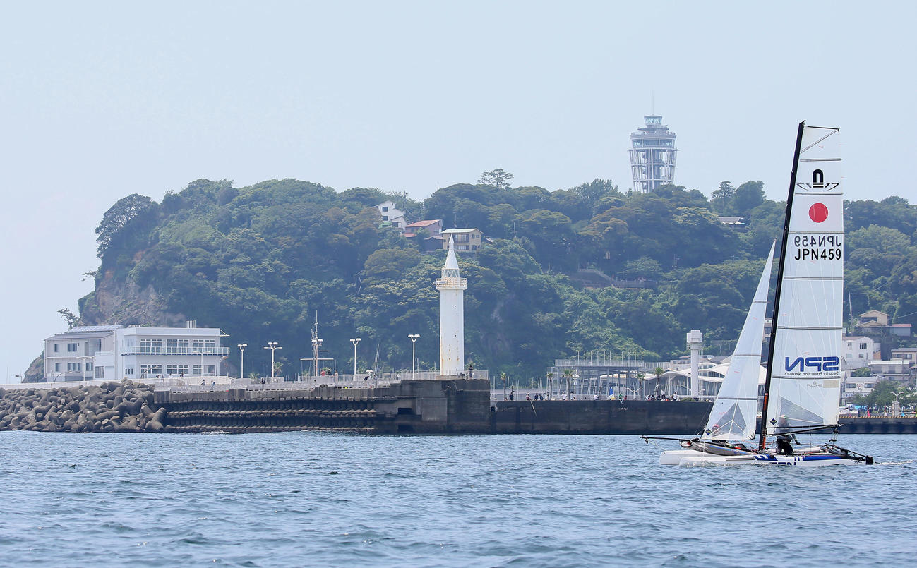 19年7月、公開練習で江の島の海上を航行する日本のヨット