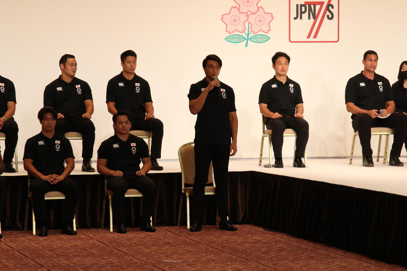 東京五輪メンバー発表会で決意を表明する男子日本代表の松井千士主将（C）JRFU