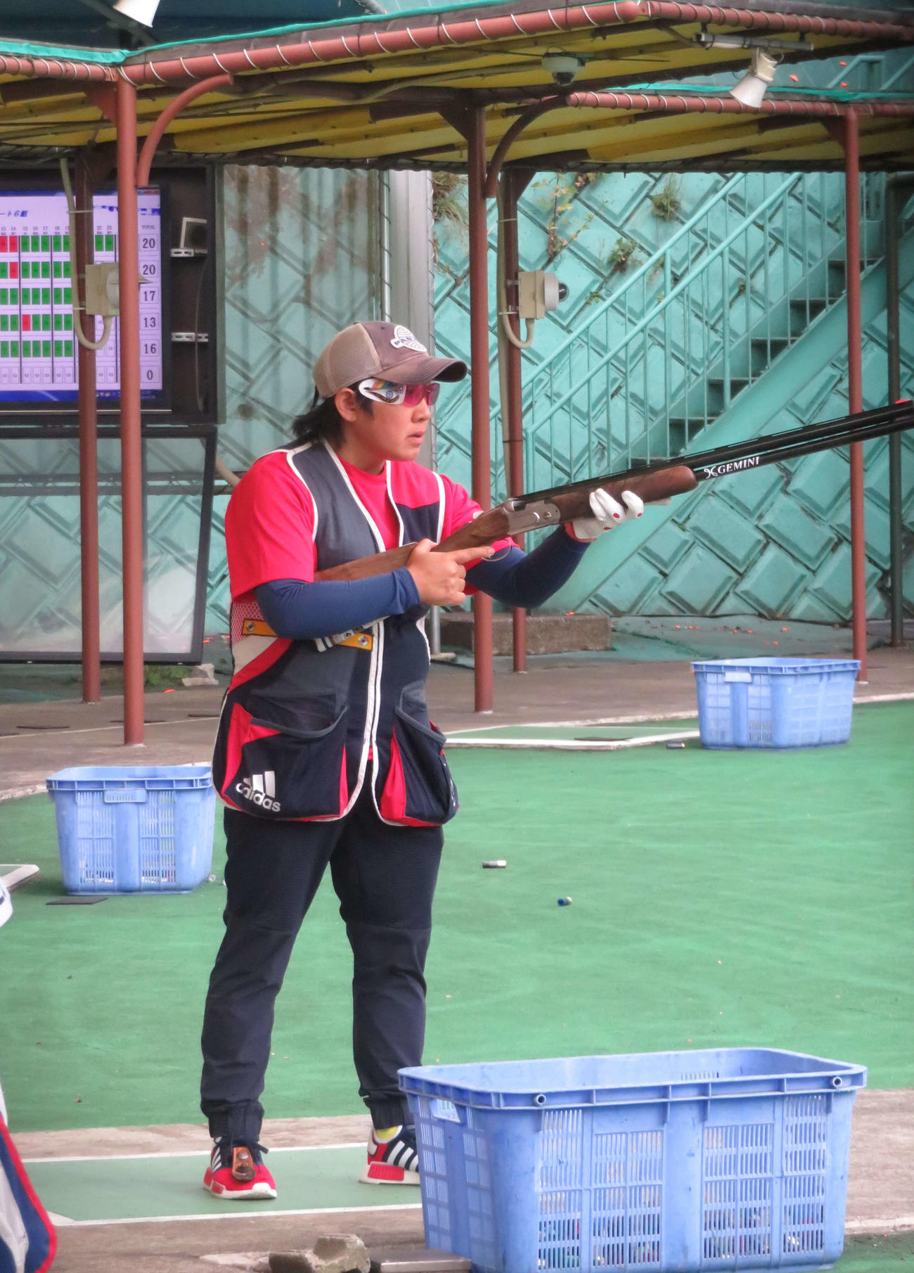 銃を構える石原奈央子（撮影・上田悠太）