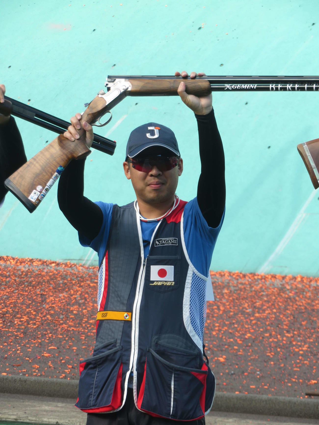 優勝し、銃を持ち上げる井川寛之（撮影・上田悠太）