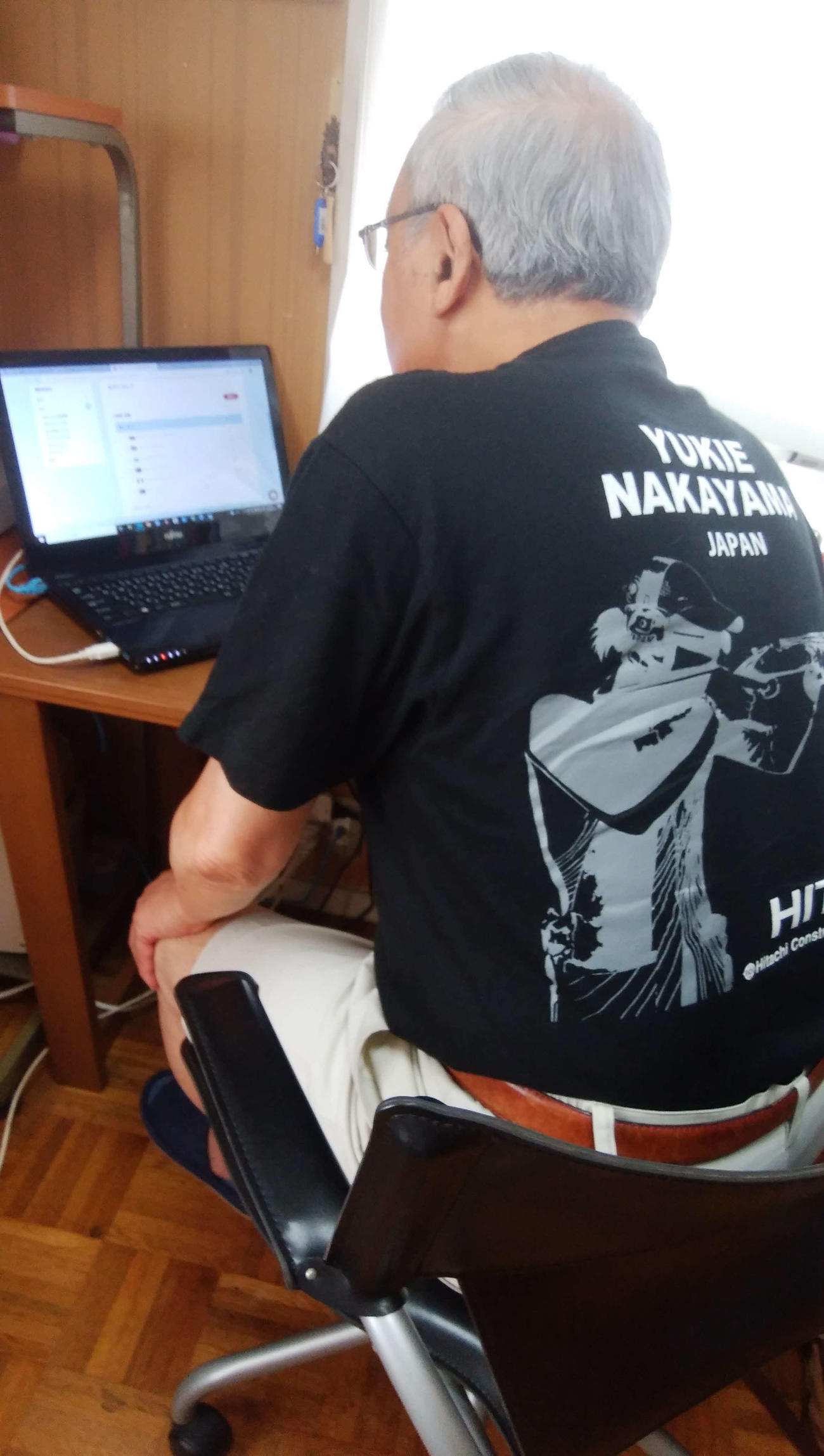 クレー射撃中山由起枝の応援Tシャツを着て、試合の速報を見る中山潤一さん