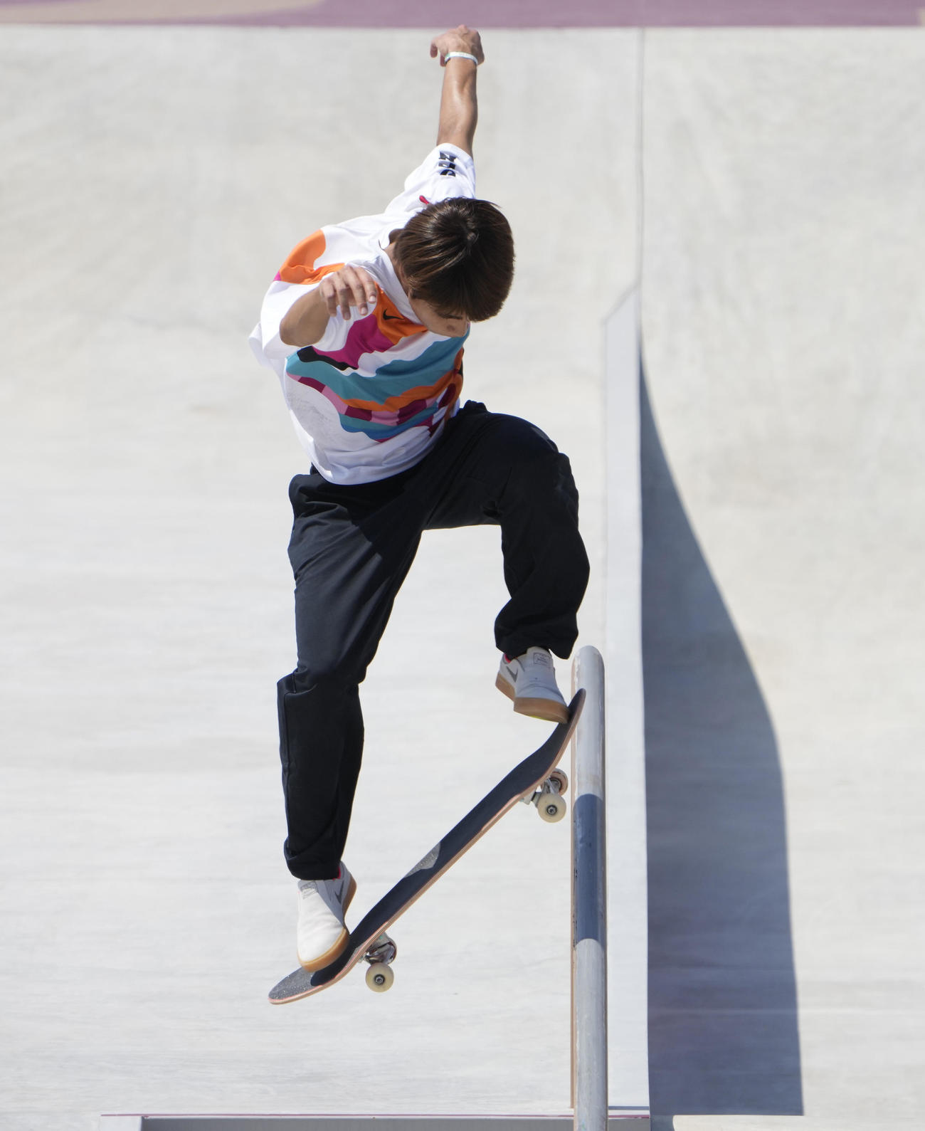 スケートボードのストリート男子で演技する堀米雄斗（AP）