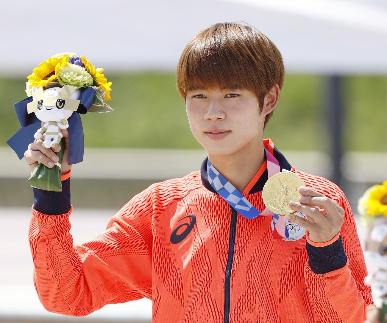 男子ストリートで優勝し、金メダルを手にする堀米雄斗（共同）