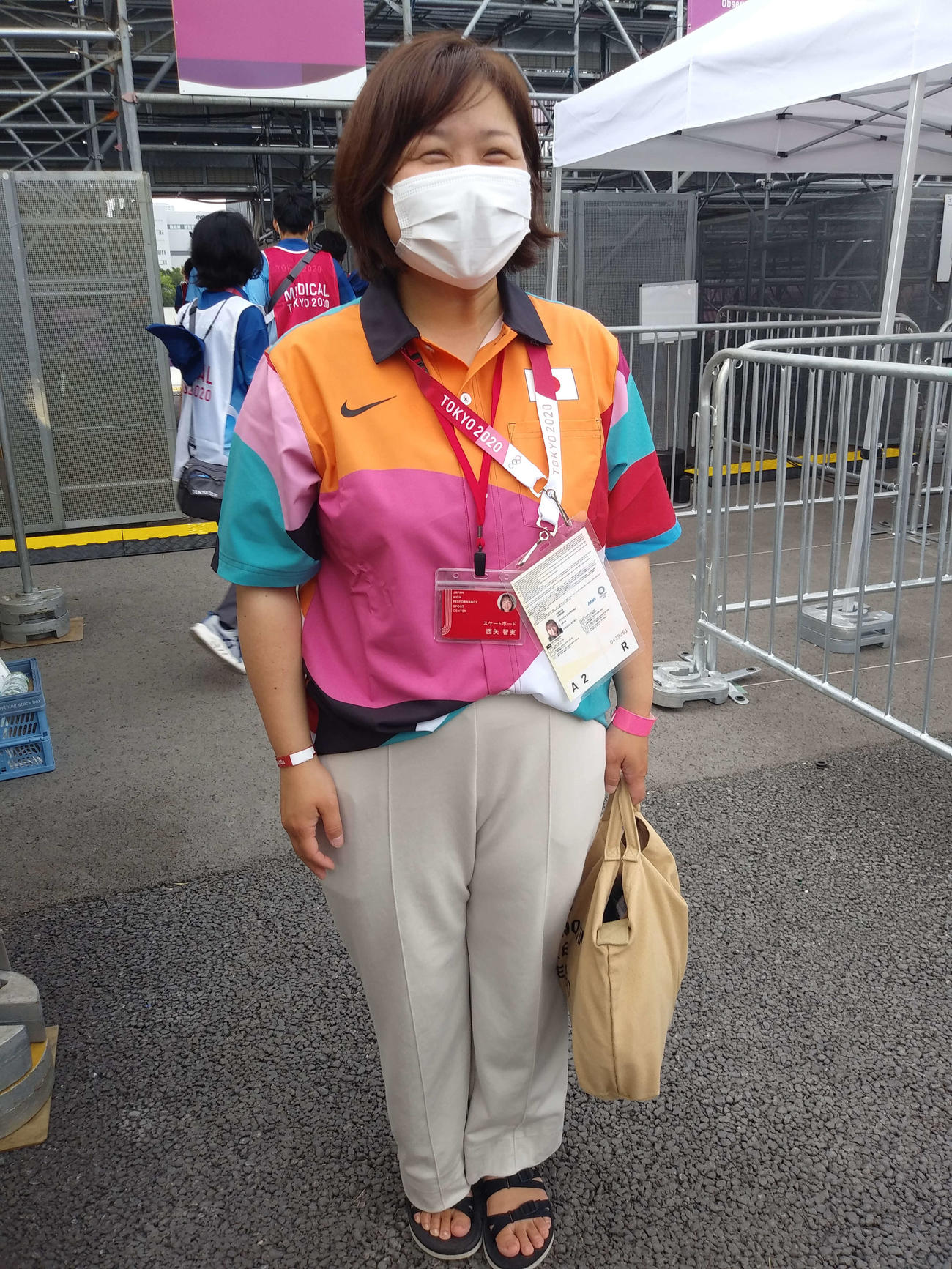 西矢と同じようにマスク越しからでも分かるほどの笑みを浮かべる母智実さん