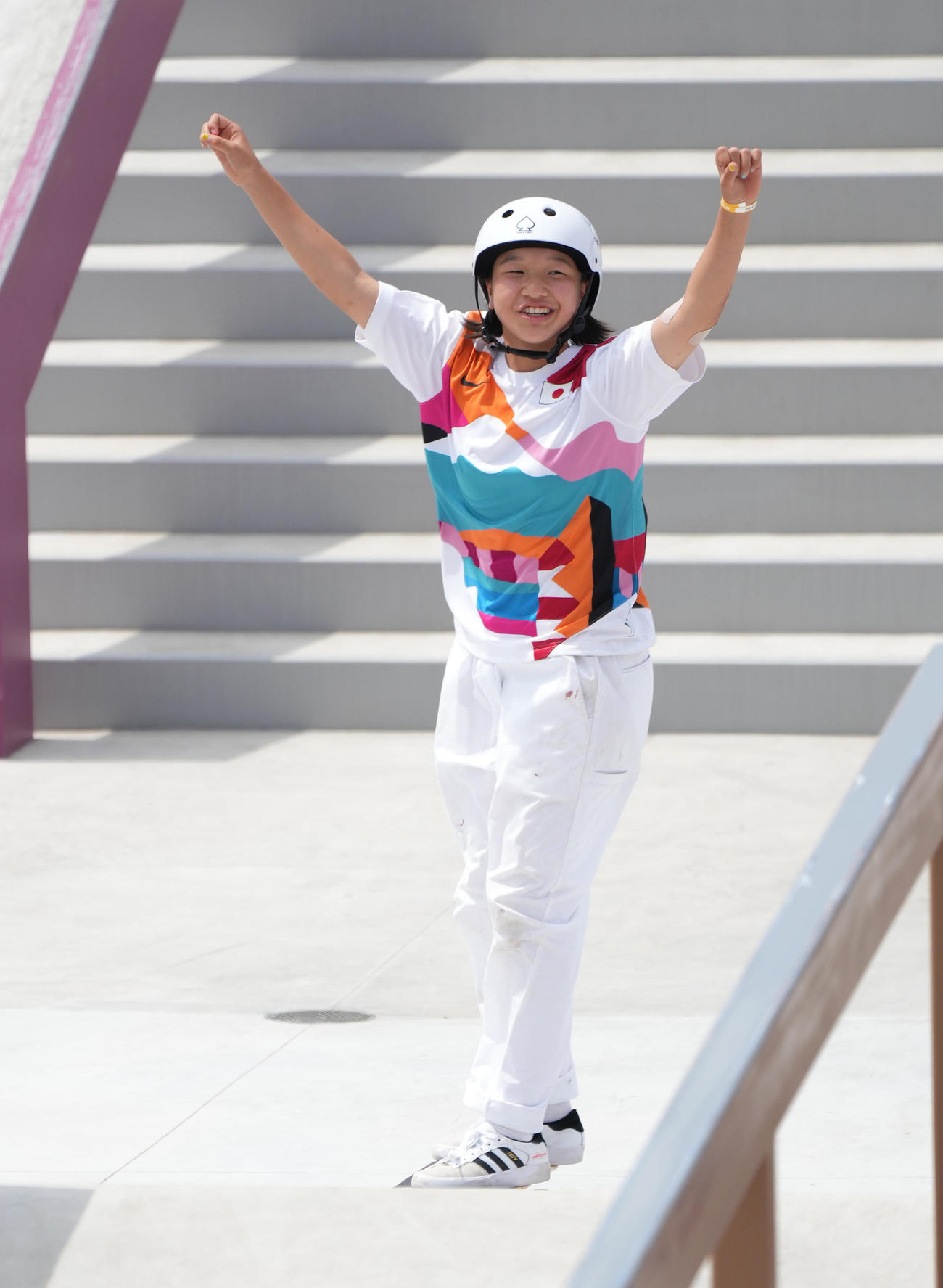スケートボード女子ストリート決勝、7本目を成功させガッツポーズを見せる西矢