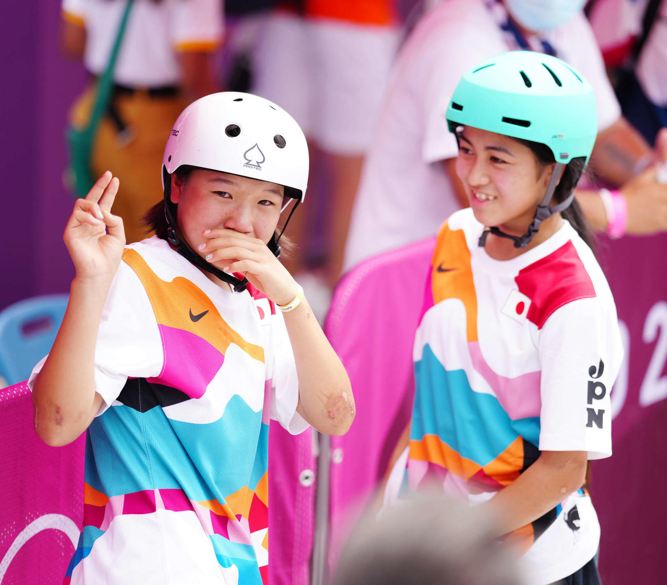 スケートボード女子ストリートで優勝し涙を流しながら、ピースサインを見せる西矢。右は3位の中山（撮影・江口和貴）