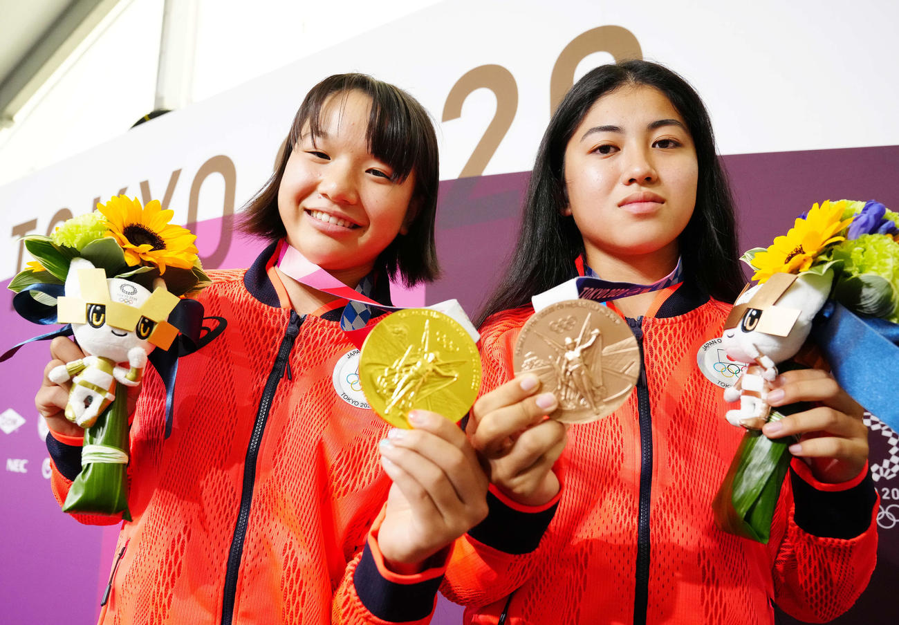 メダルを披露するスケートボード女子ストリートで優勝した西矢（左）と3位の中山（撮影・江口和貴）