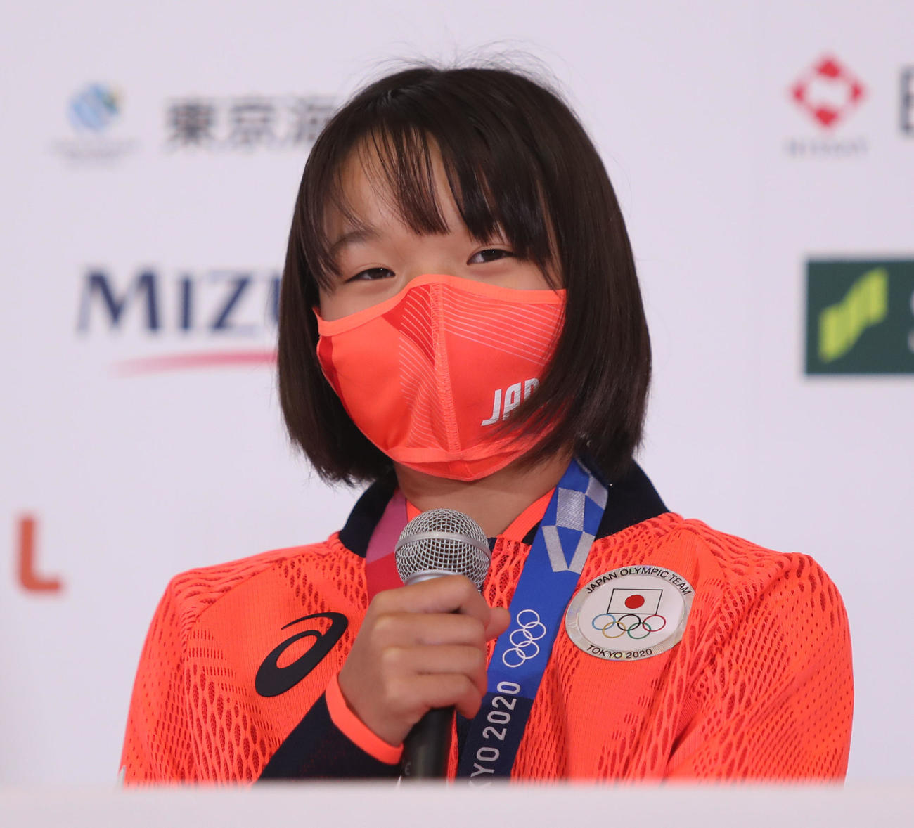 一夜明け記者会見に臨む女子スケートボードの西矢椛（代表撮影）