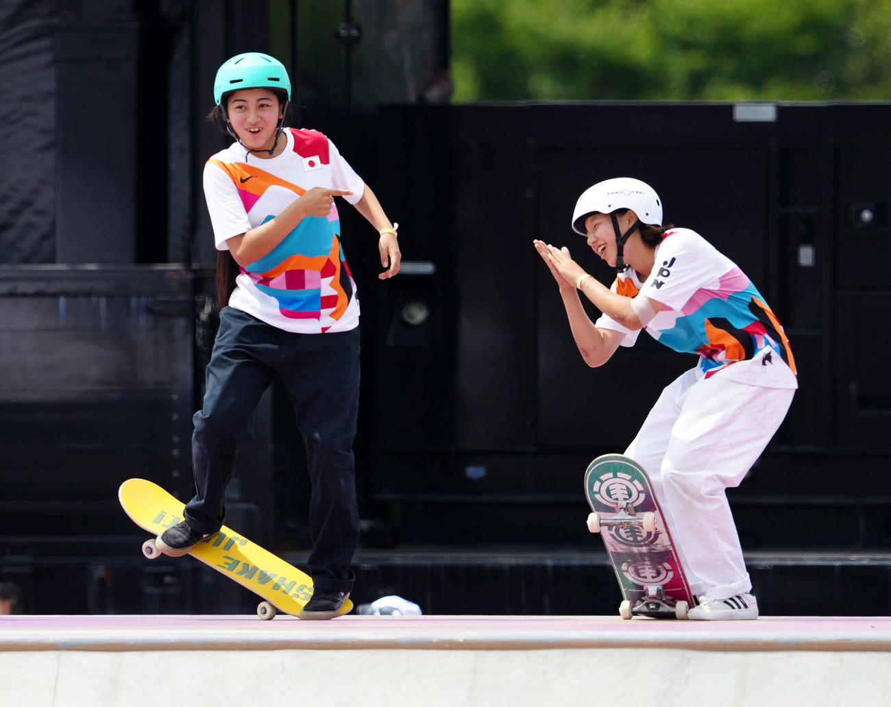 スケートボード女子ストリート決勝中、おどける中山（左）と西矢（撮影・江口和貴）