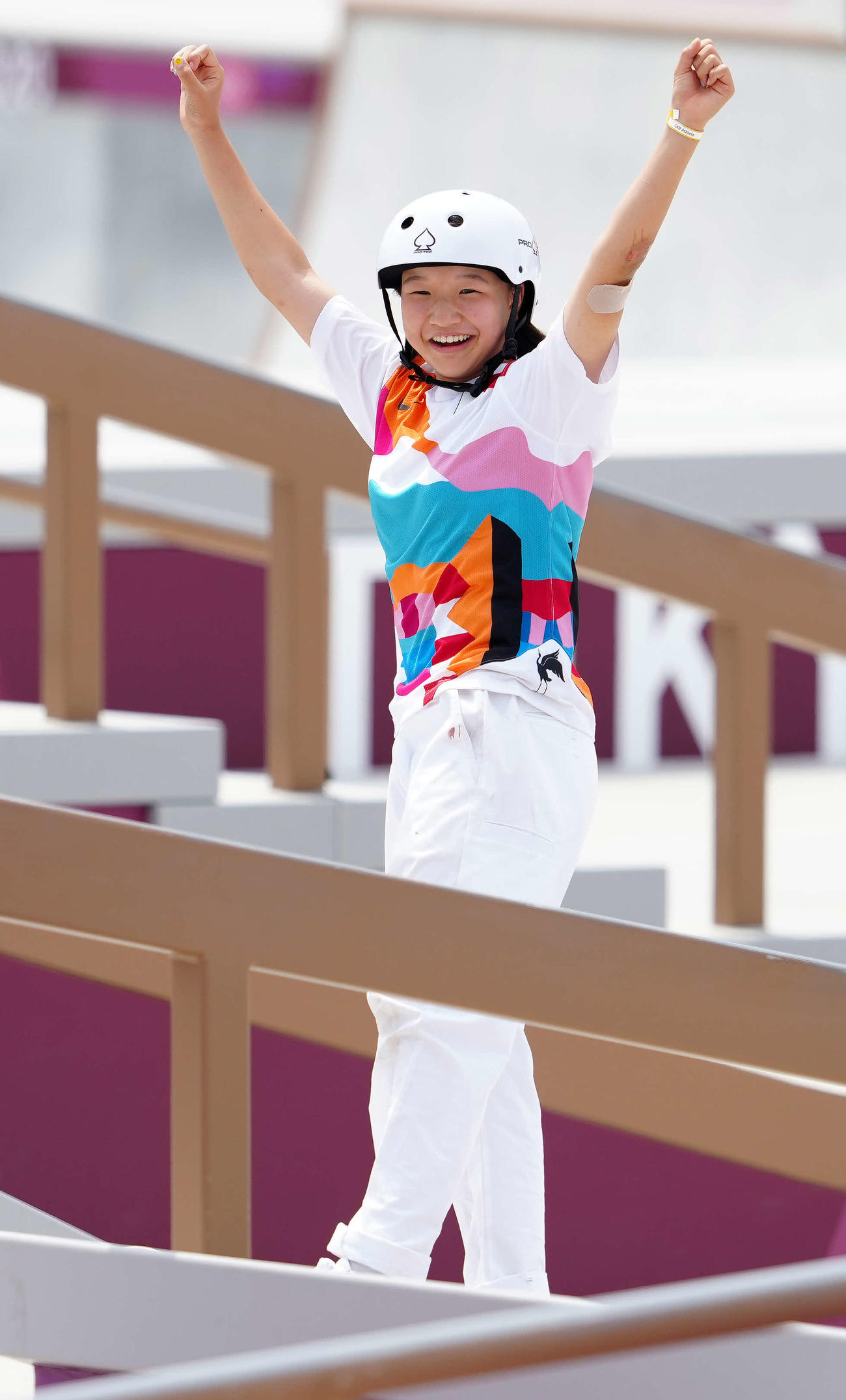 スケートボード女子ストリート決勝、7本目に臨みガッツポーズを見せる西矢（撮影・江口和貴）