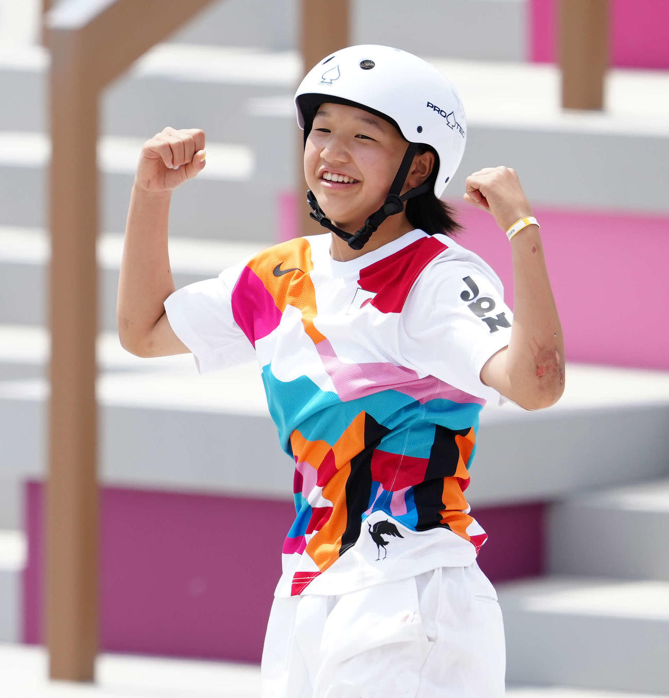 スケートボード女子ストリート決勝、6本目を終え、ガッツポーズする西矢（撮影・江口和貴）