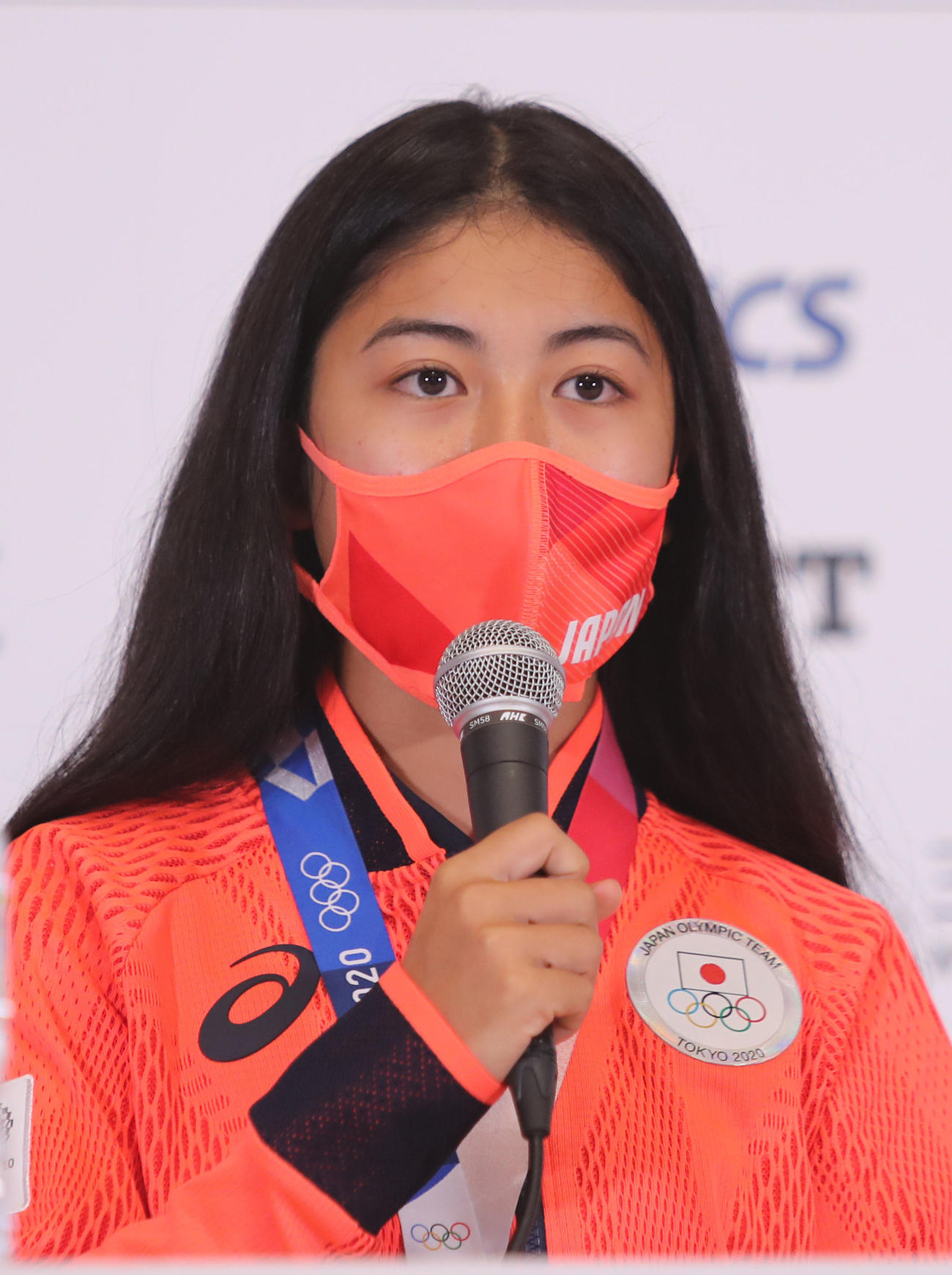 一夜明け記者会見に臨む女子スケートボードの中山楓奈（代表撮影）