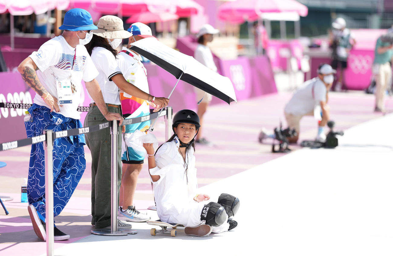 スケートボード女子パーク予選　スタート前、日傘の下で休む開（撮影・鈴木みどり）