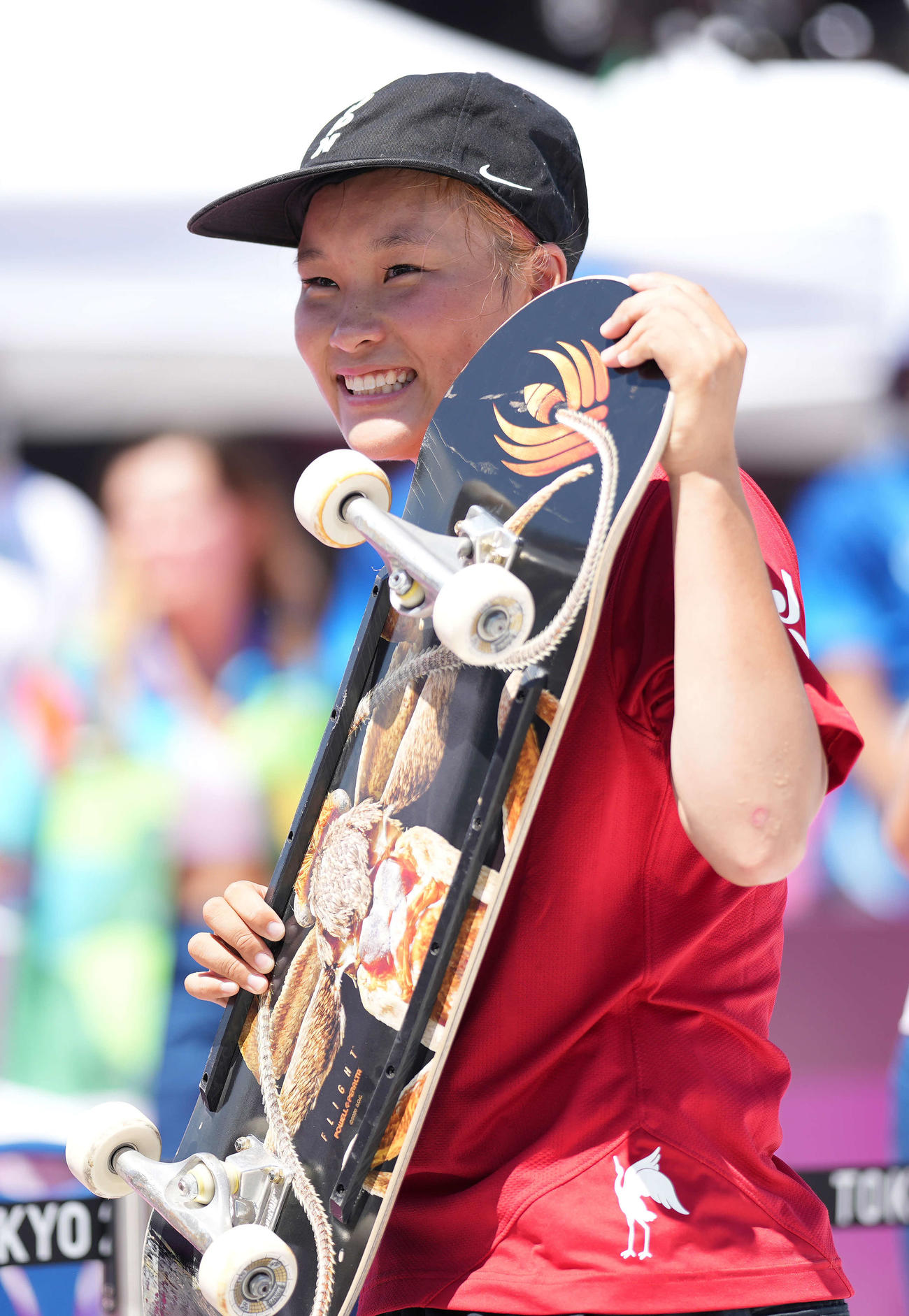 スケートボード女子パーク決勝　金メダルの四十住はスケートボードを手に笑顔（撮影・鈴木みどり）