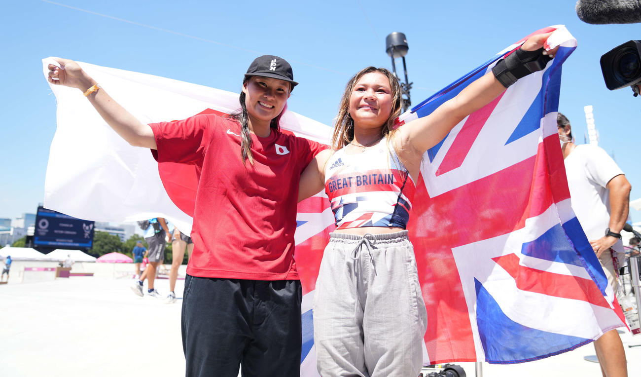 スケートボード女子パーク決勝　金メダルの四十住（左）は銅メダルのブラウンと笑顔（撮影・鈴木みどり）