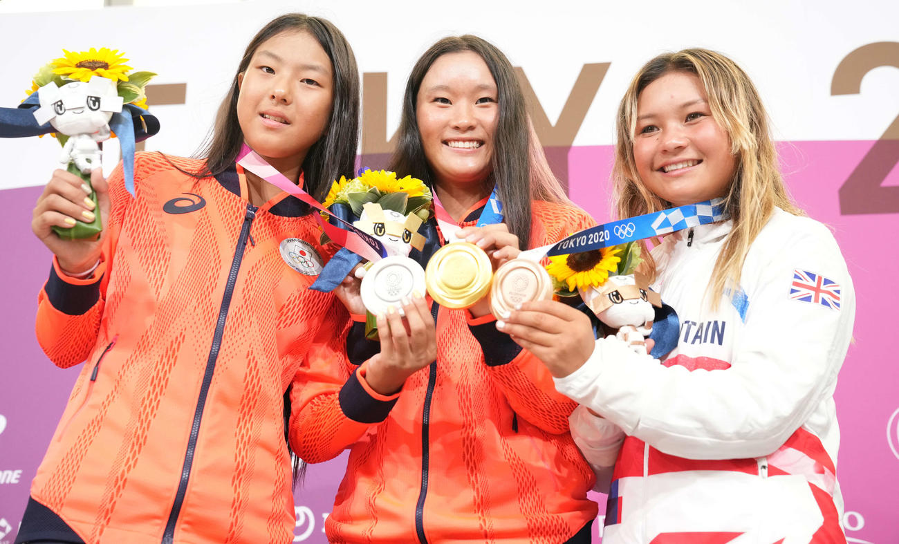 スケートボード女子パーク決勝　金メダルを手に笑顔の四十住（中央）。左は銀メダルの開、右は銅メダルのブラウン（撮影・鈴木みどり）