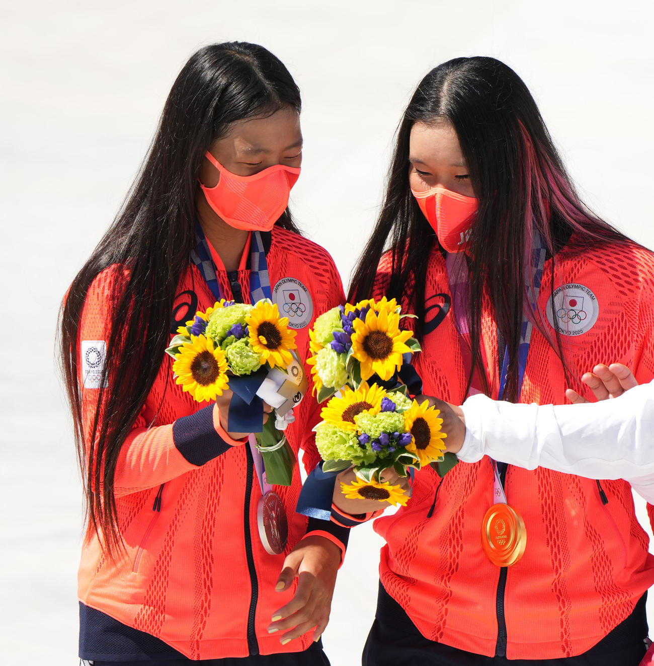 スケートボード・女子パークで金メダルの四十住（右）と銀メダルの開は、笑顔を見せる