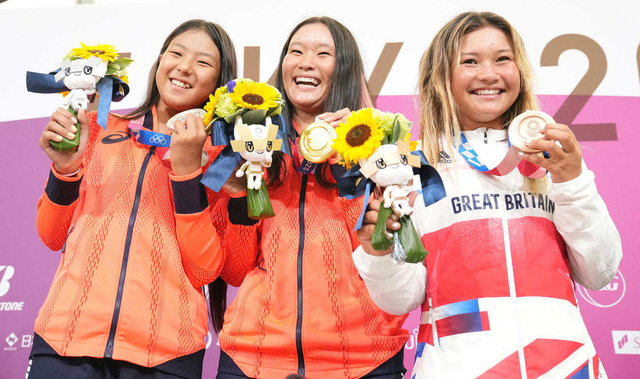 スケートボード女子パーク決勝　金メダルを手に笑顔の四十住（中央）。左は銀メダルの開、右は銅メダルのブラウン（撮影・鈴木みどり）