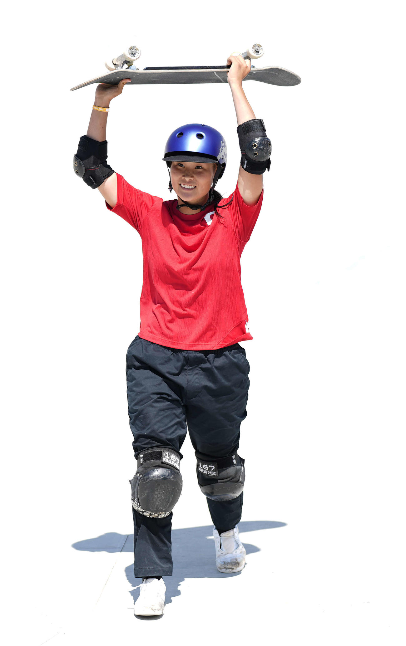スケートボード女子パーク決勝　3本目の演技を終えボードを掲げる四十住（撮影・鈴木みどり）
