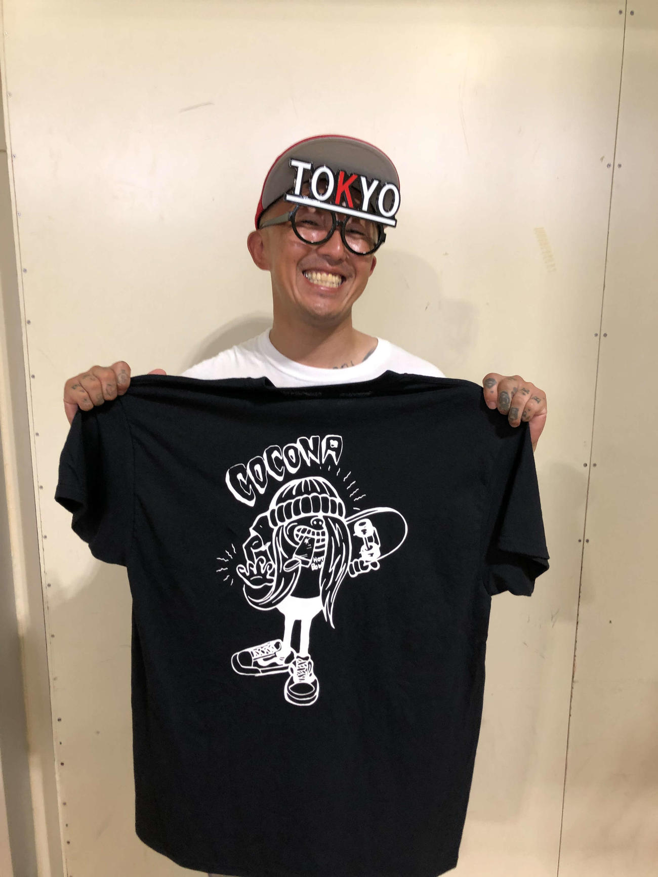 スケートボードパーク女子で銀メダルを獲得した開が練習する「HOTBOWL skate park」の堤代表はオリジナルTシャツを着て応援した（撮影・保坂果那）
