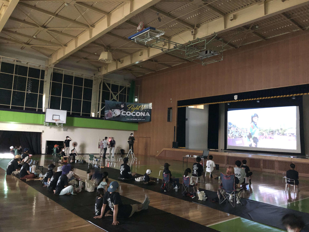 スケートボード女子パークで銀メダルを獲得した開が練習する「HOTBOWL skate park」の応援会（撮影・保坂果那）