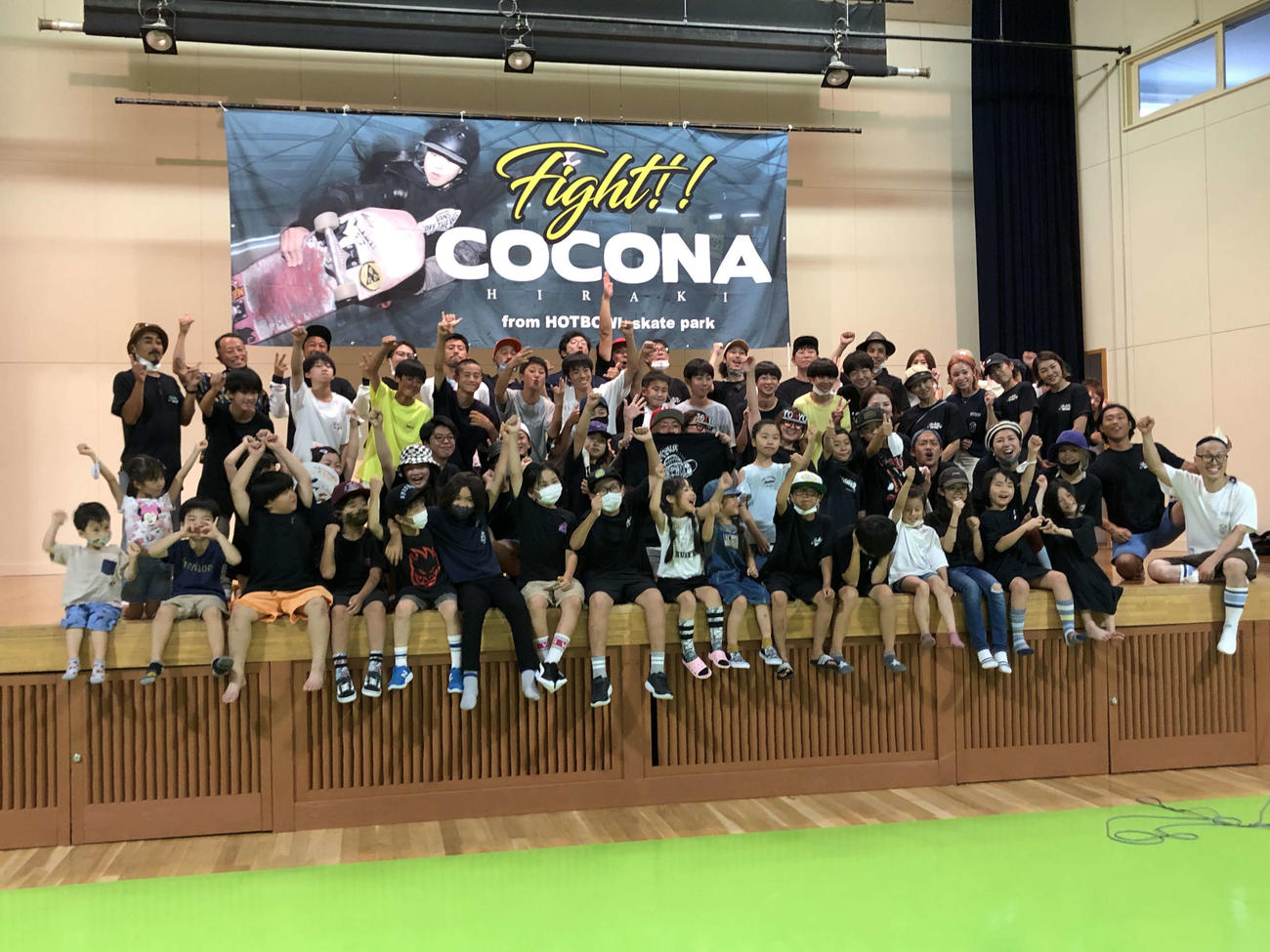 スケートボード女子パークで銀メダルを獲得した開が練習する「HOTBOWL skate park」の応援会参加者は特製横断幕の前に集合する（撮影・保坂果那）