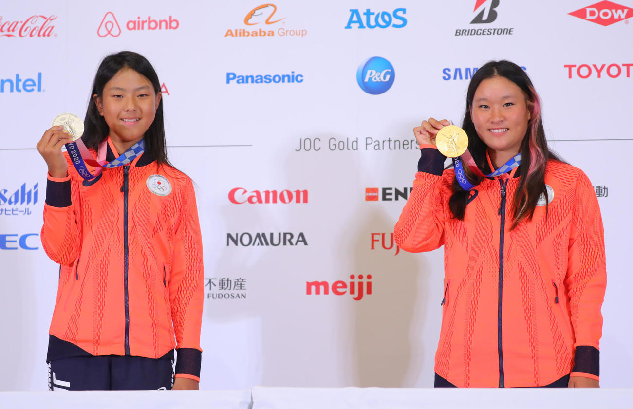一夜明け会見を終え、銀メダルを手に笑顔を見せるスケートボード女子パークの開（左）と金メダルの四十住（代表撮影）