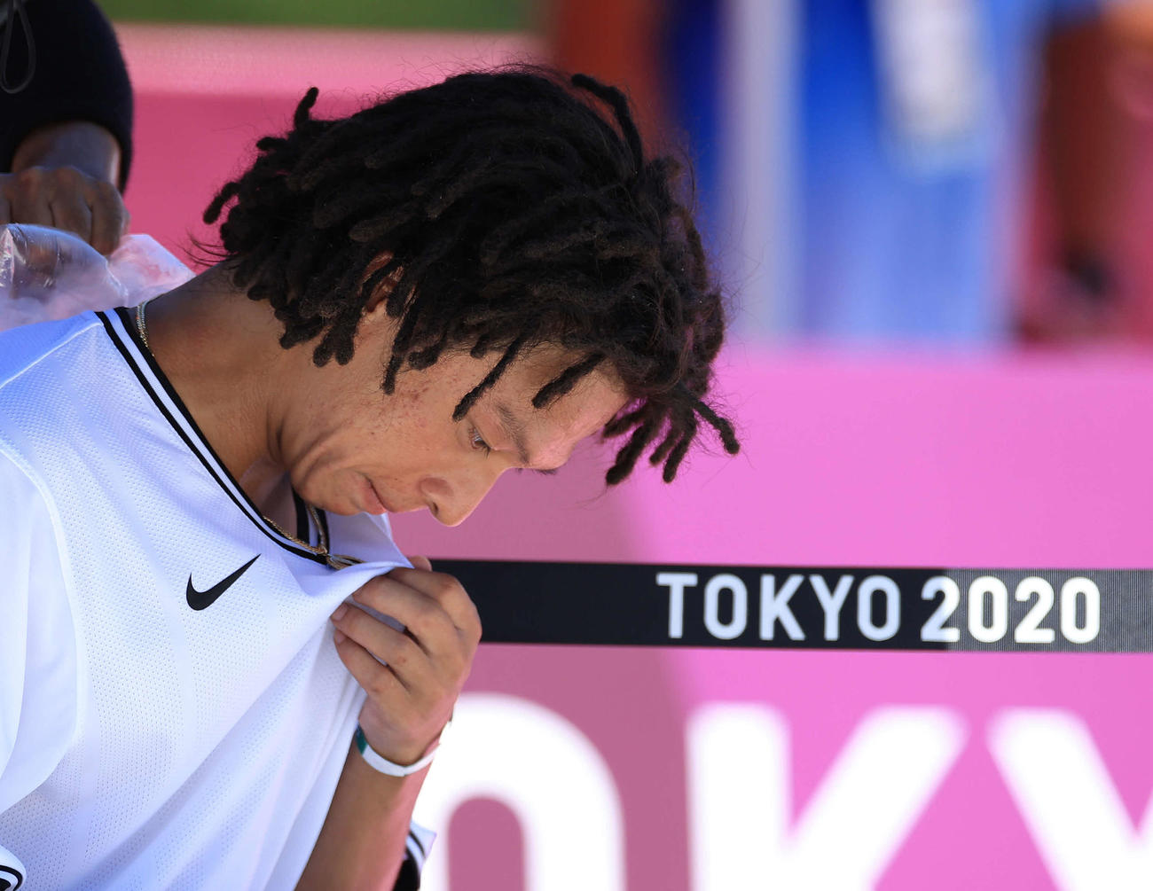 スケートボードパーク男子予選、3本目の演技を終えて汗を拭う平野（撮影・河野匠）