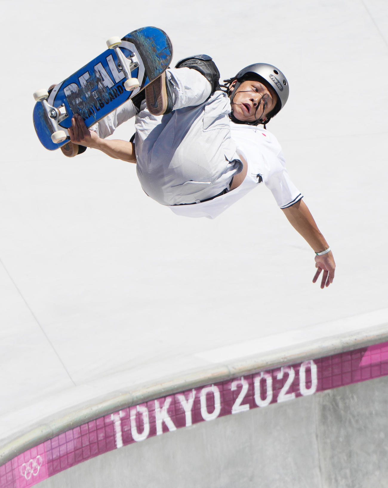 スケートボード男子パーク予選で演技をする平野