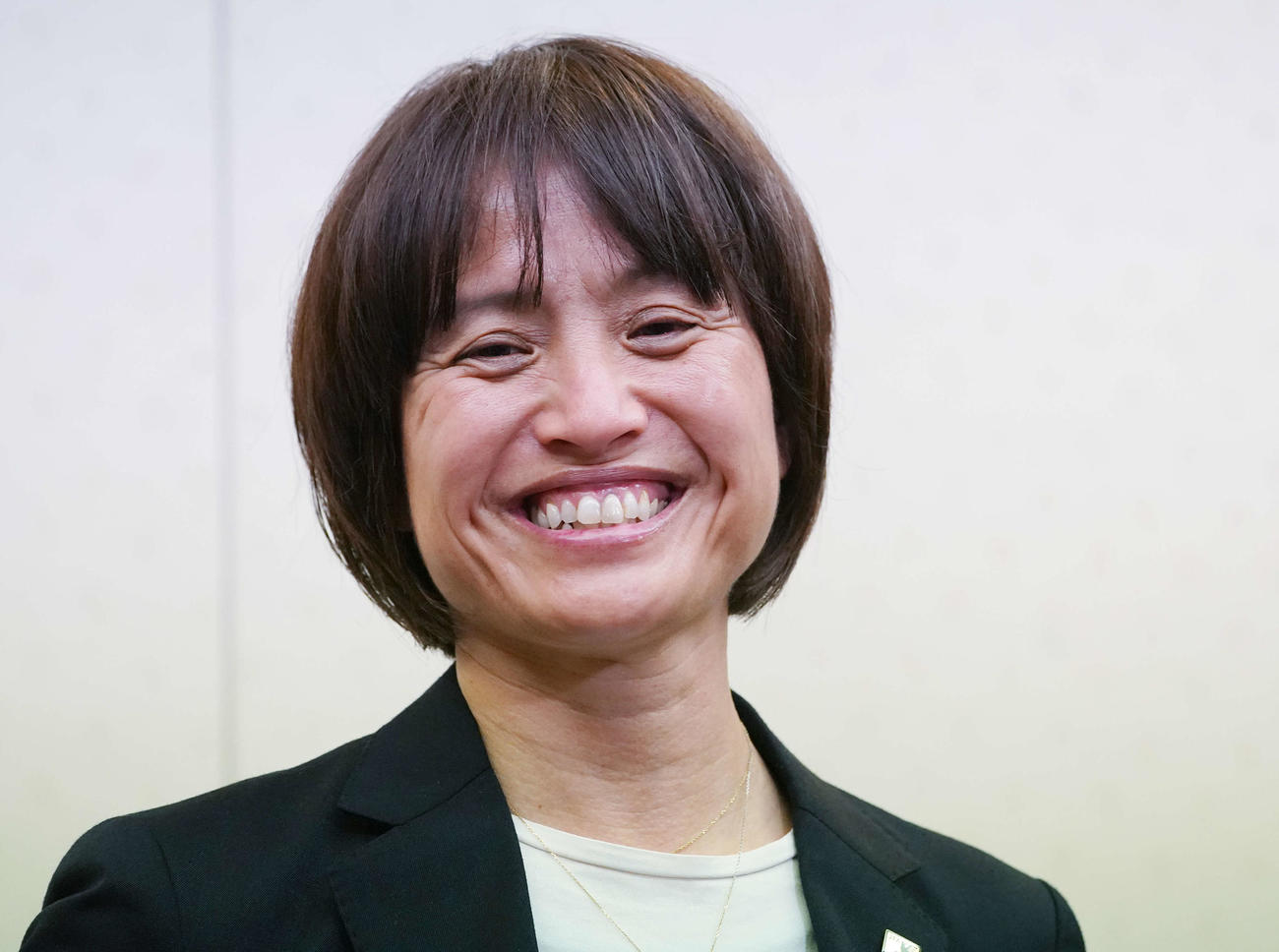 成田空港で囲み取材の応じ、笑顔を見せるなでしこジャパン高倉監督（撮影・鈴木みどり）