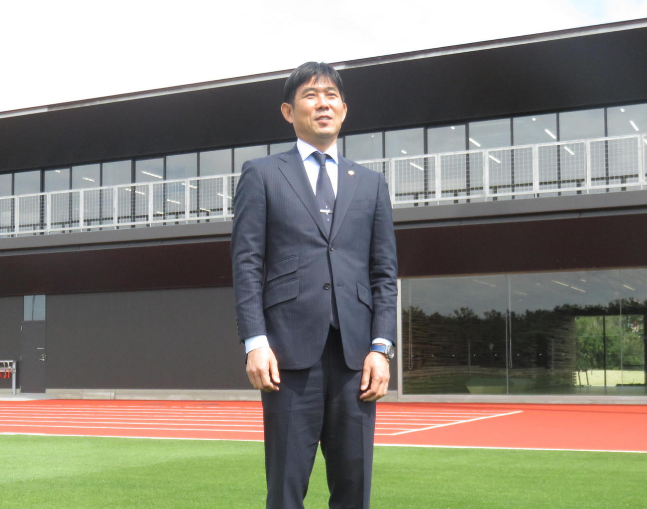 千葉県立幕張海浜公園内に完成したサッカー施設「高円宮記念　JFA夢フィールド」を視察する日本代表森保監督