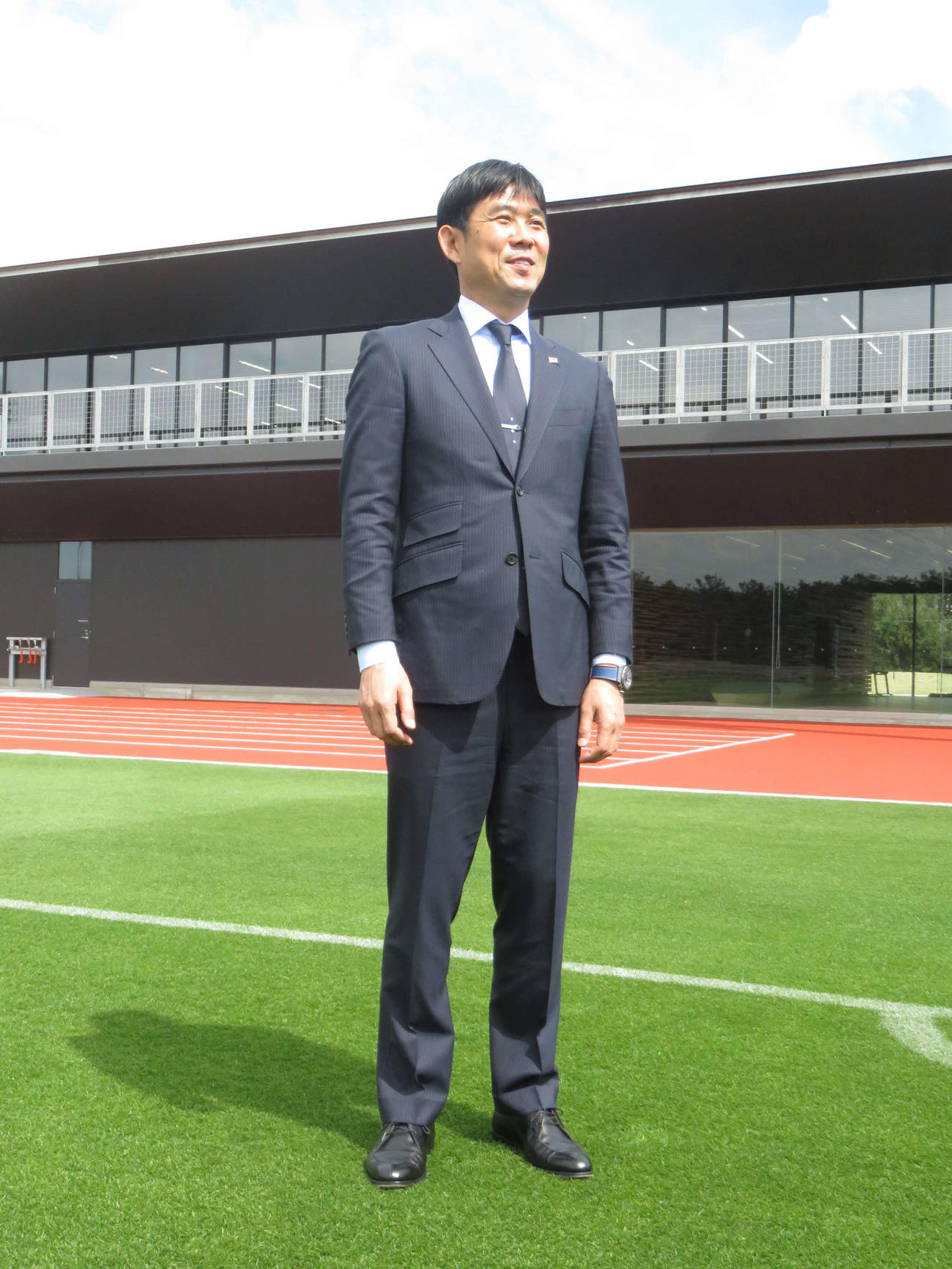 千葉県立幕張海浜公園内に完成したサッカー施設「高円宮記念　JFA夢フィールド」を視察する日本代表森保監督