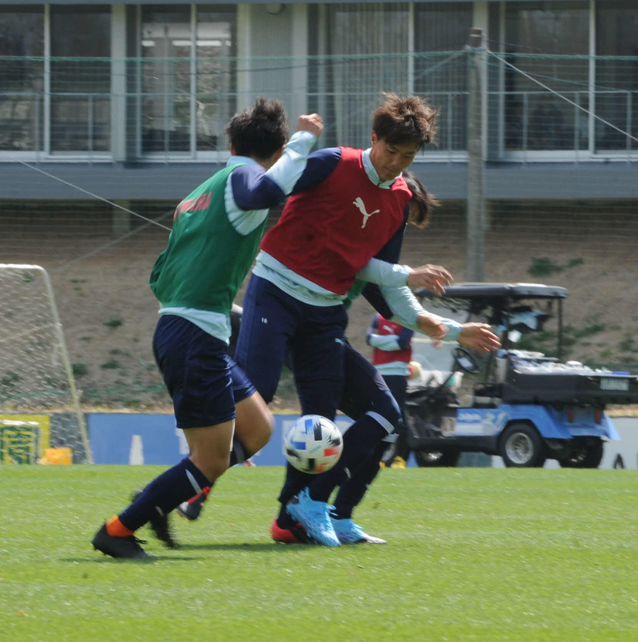試合形式の練習でボールを奪い合う磐田のFW小川航基（中央）