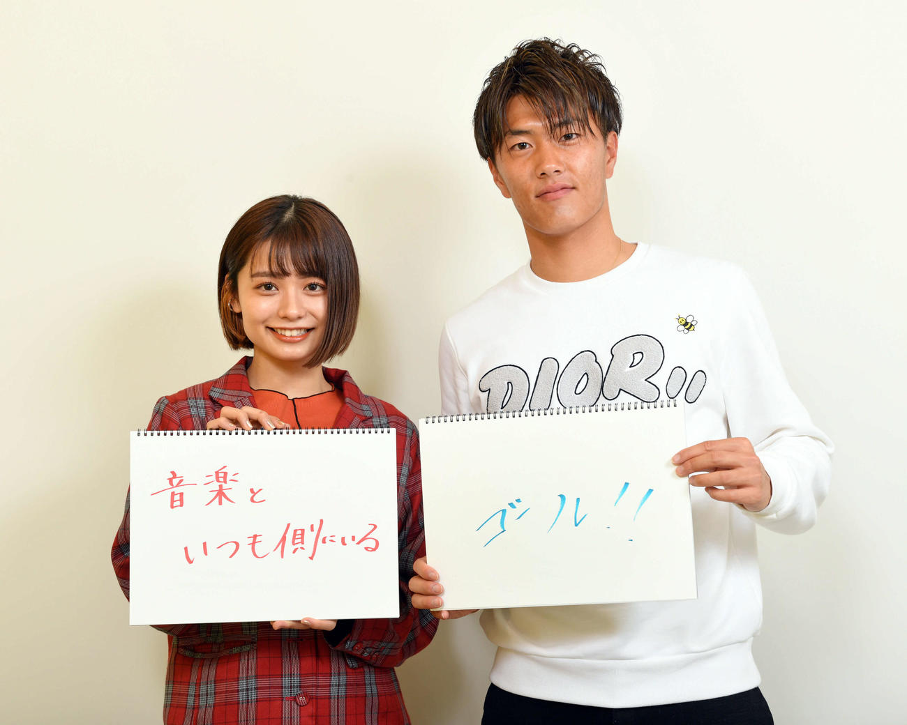 対談を終え自身の目標を記した足立佳奈（左）と磐田FW小川航（撮影・滝沢徹郎）