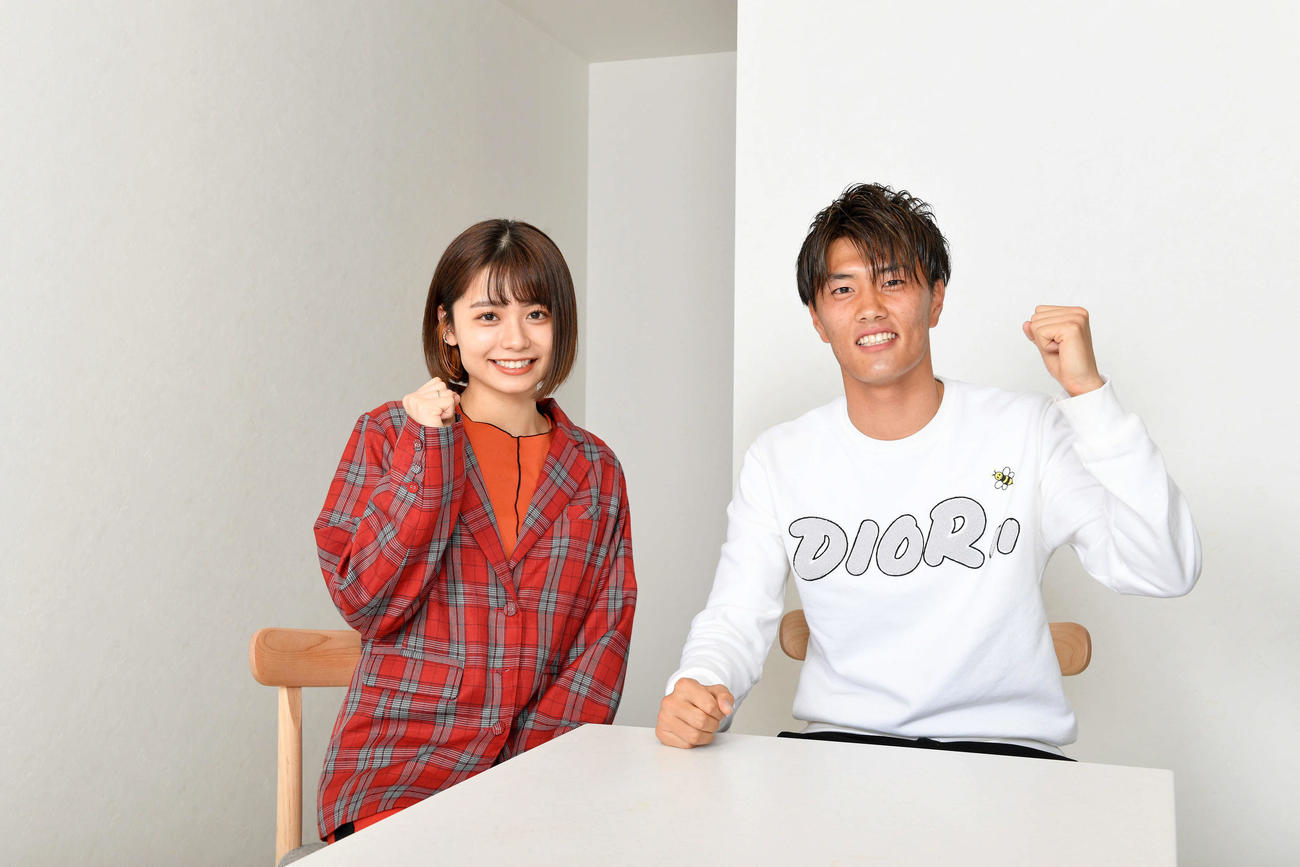 対談した足立佳奈（左）と磐田FW小川航（撮影・滝沢徹郎）