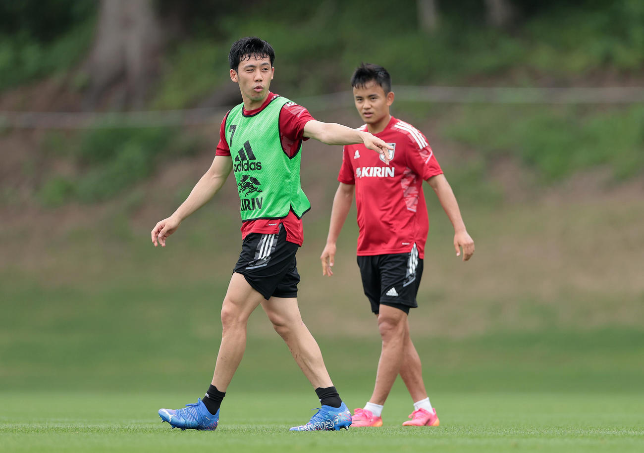 練習中、チームメートに指示を出す遠藤。右は久保（撮影・前田充）