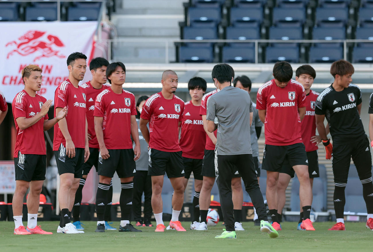 練習前に集合し、手をたたき練習をスタートする堂安（左端）らU－24日本の選手たち（撮影・前田充）