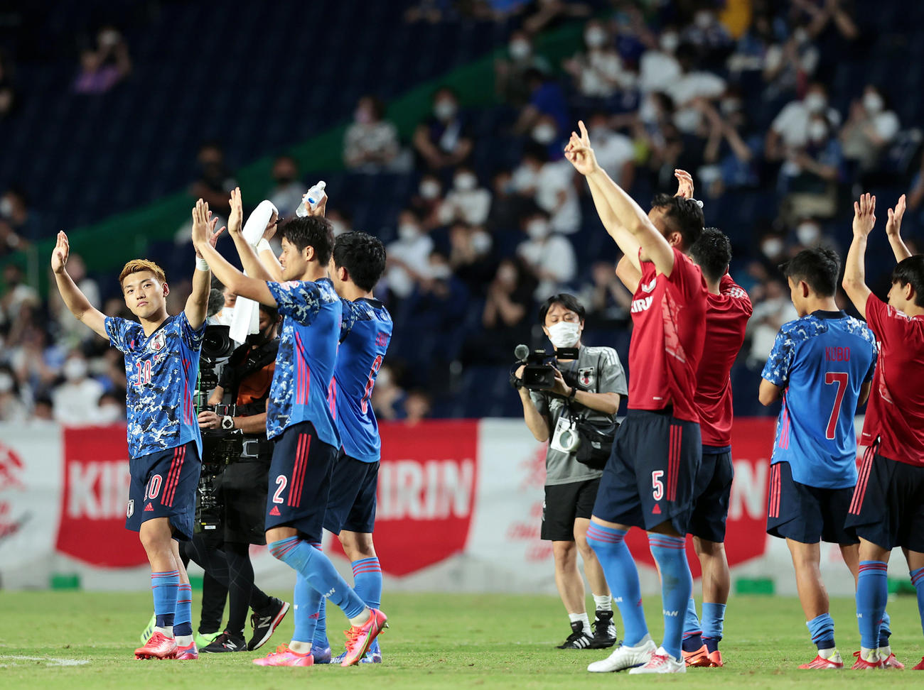 試合後、スタンドの観客に手を振る堂安（左端）らU－24日本の選手たち（撮影・前田充）