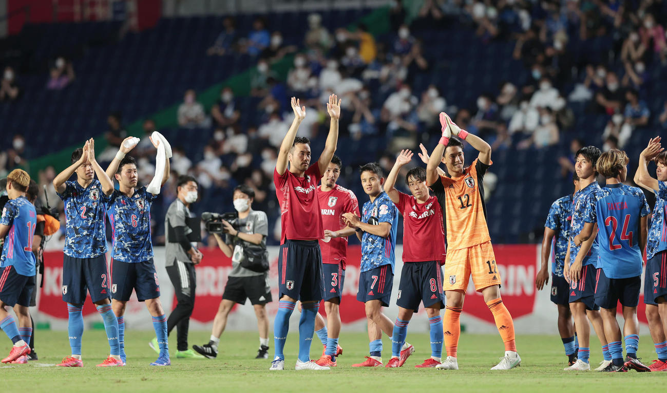 U－24日本対U－24ホンジュラス　試合後、スタンドの観客に手を振る吉田（左から6人目）らU－24日本の選手たち（撮影・前田充）
