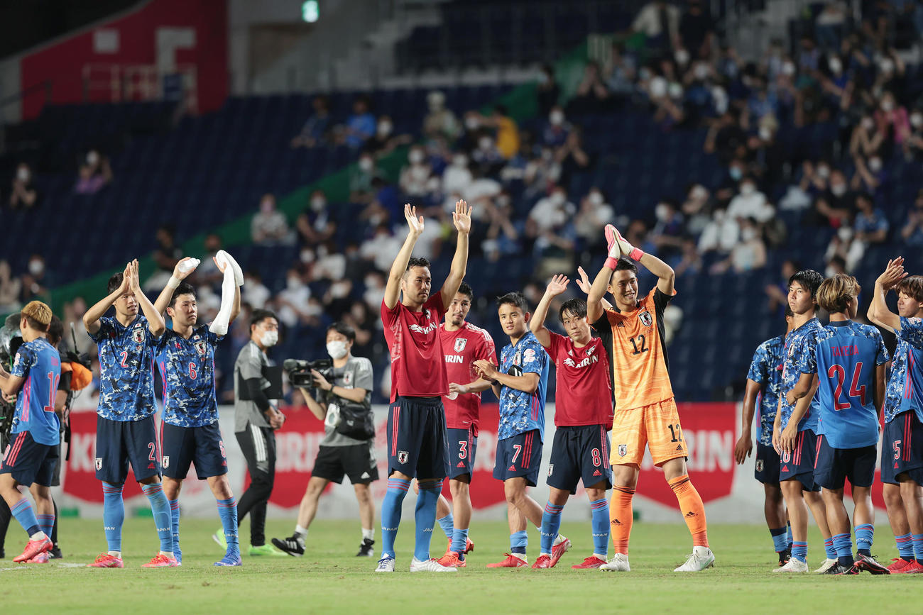 U－24日本対U－24ホンジュラス　試合後、スタンドの観客に手を振るU－24日本の選手たち（撮影・前田充）