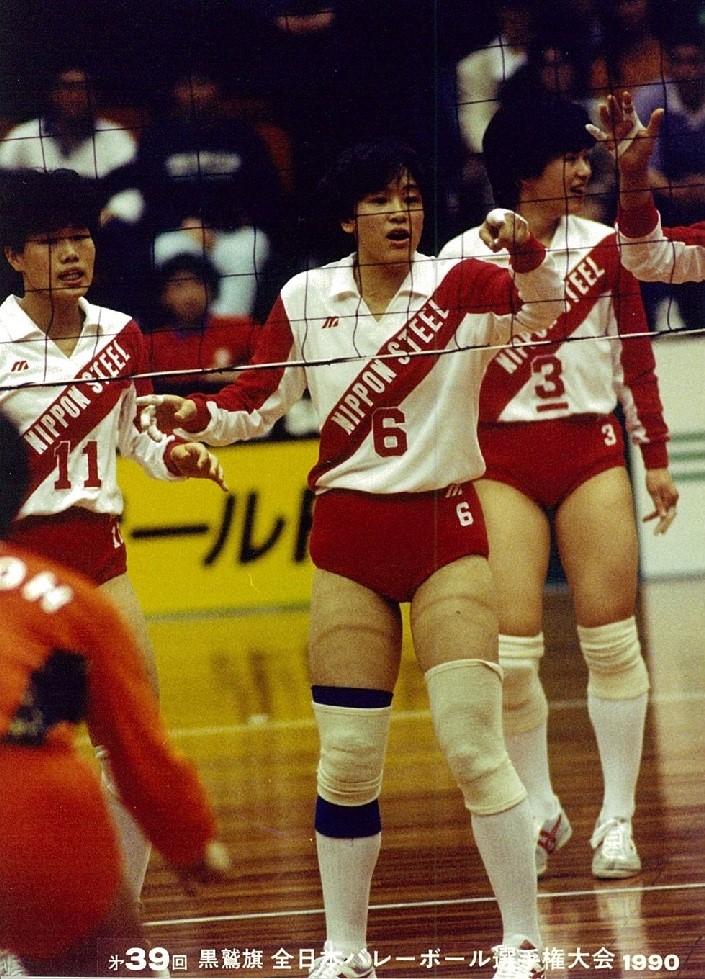 谷の母真由美さん（中央）は新日鉄堺所属の元女子バレー選手で90年全日本選手権（黒鷲旗）にも出場（家族提供）