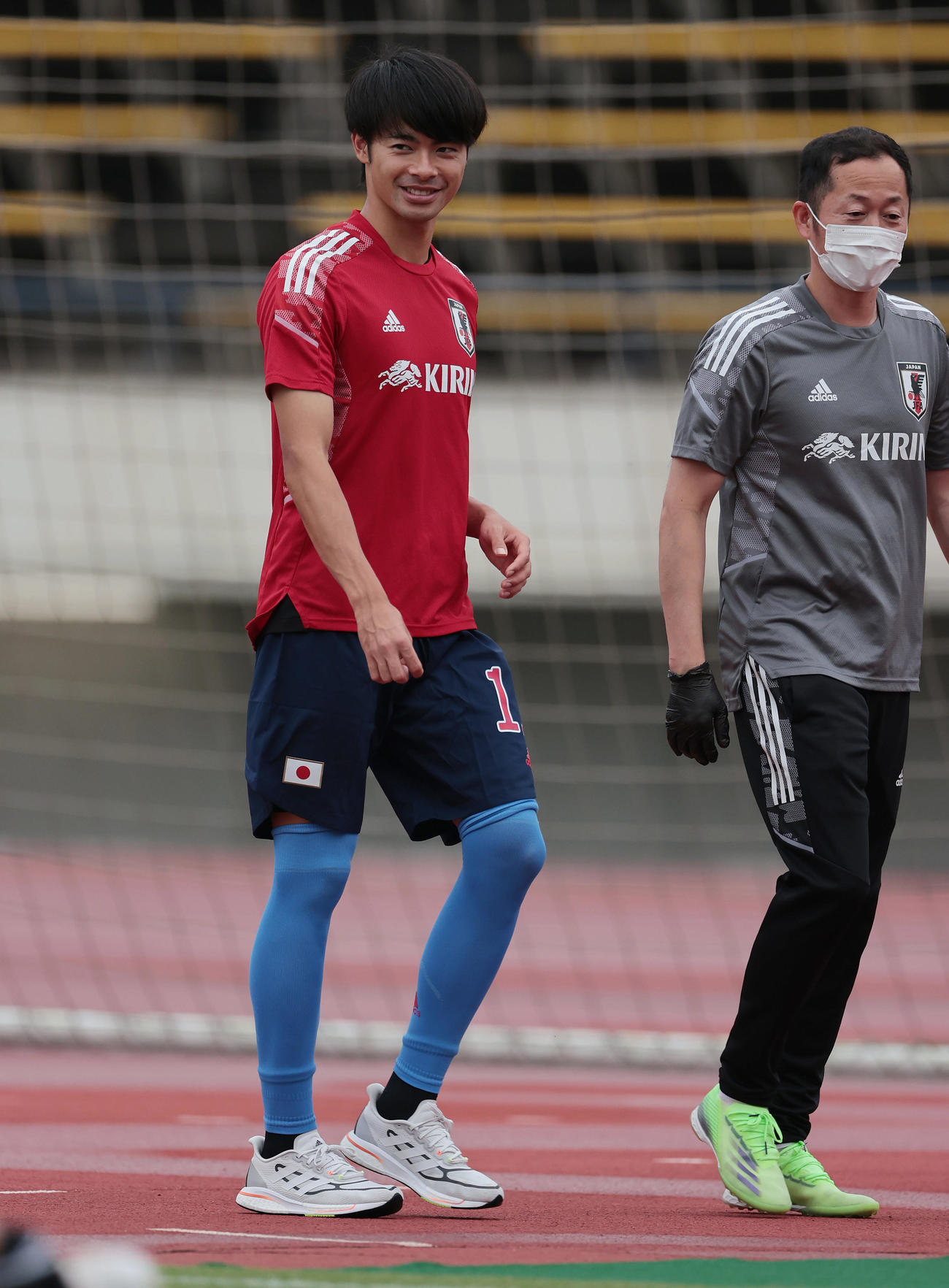 別メニューで調整する三笘薫（左）（撮影・前田充）