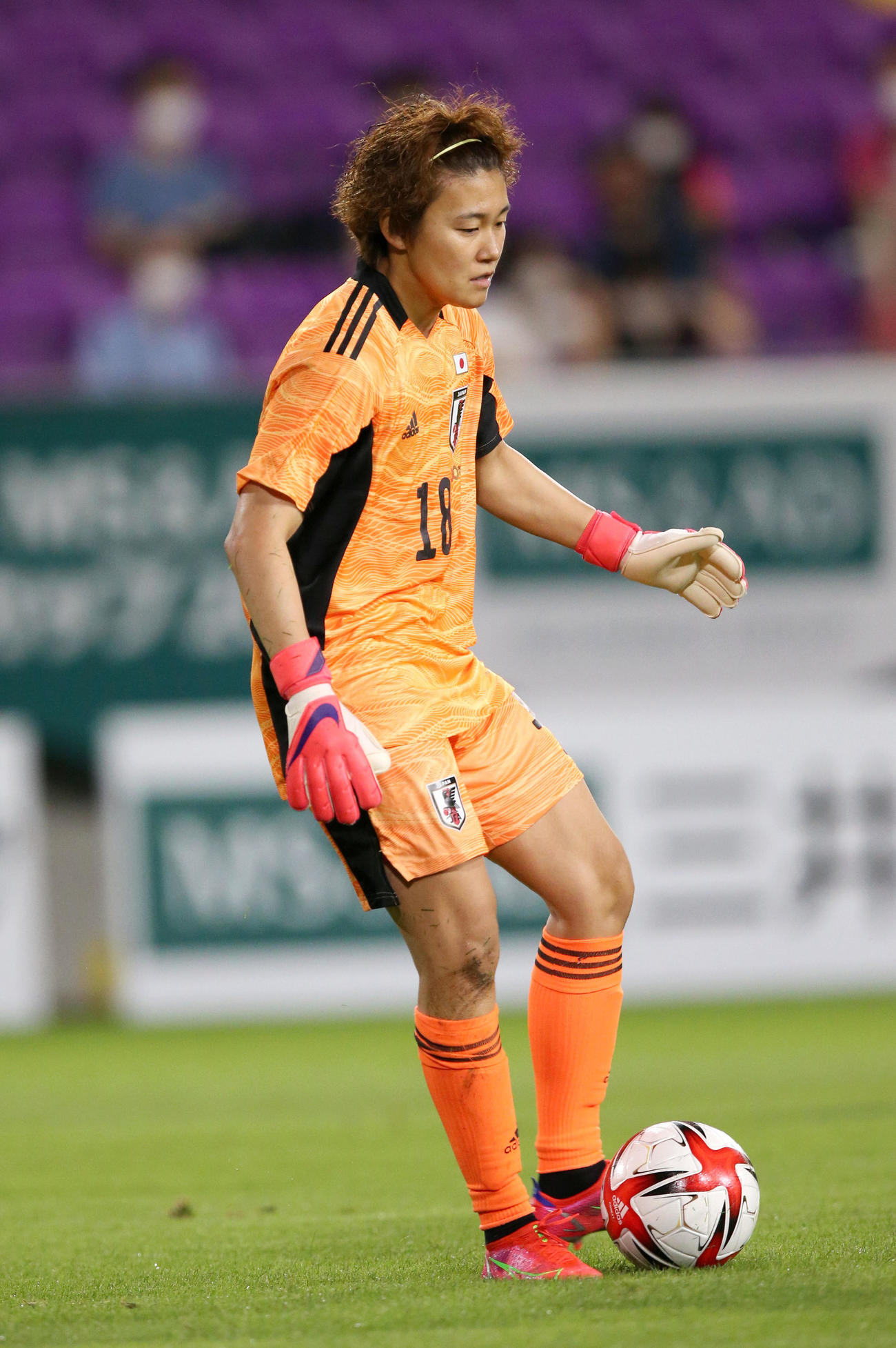 日本対オーストラリア　前半、パスを出すGK山下杏也加（撮影・上山淳一）