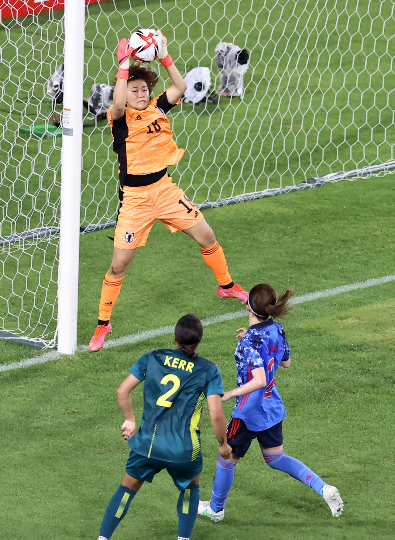 日本対オーストラリア　前半、ボールをキャッチする日本GK山下（撮影・垰建太）